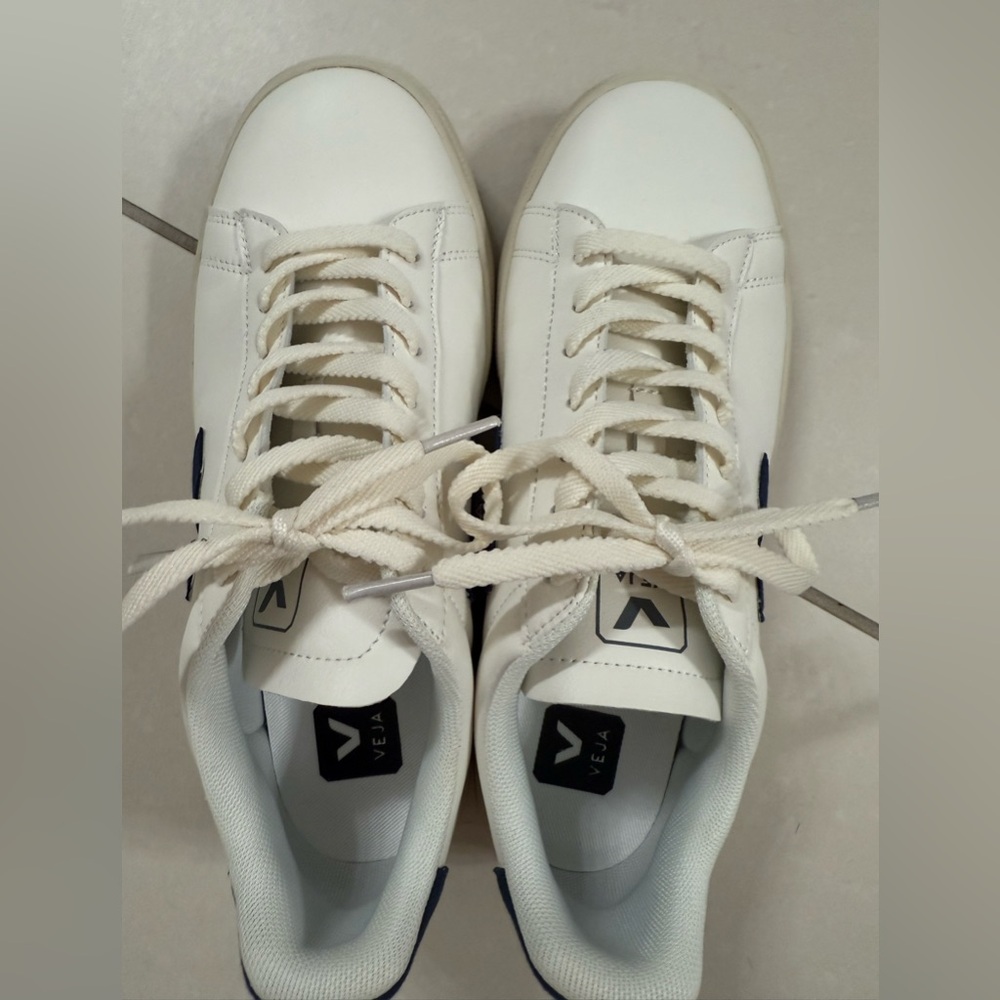 VEJA Campo Leather Sneakers — White/Navy — EU 40 (Fits US Women’s 9) Worn Once - Picture 4 of 11